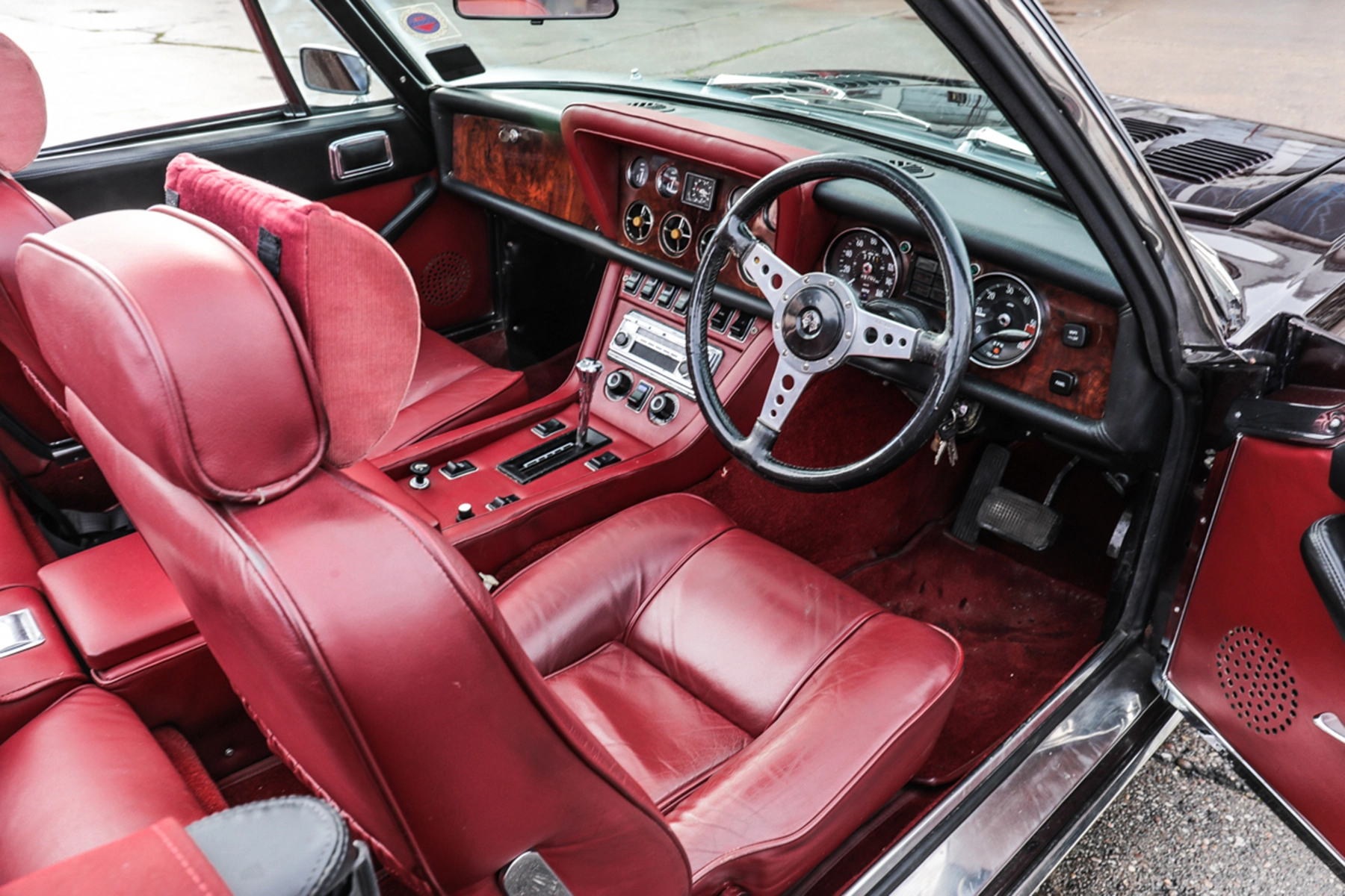 Jensen Interceptor 27