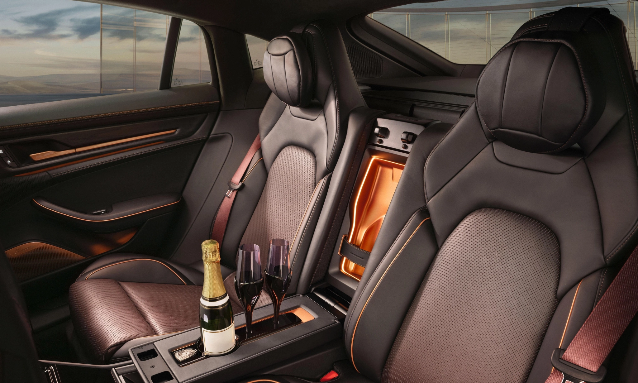 Šampanjac, cigare i koža od poda do plafona