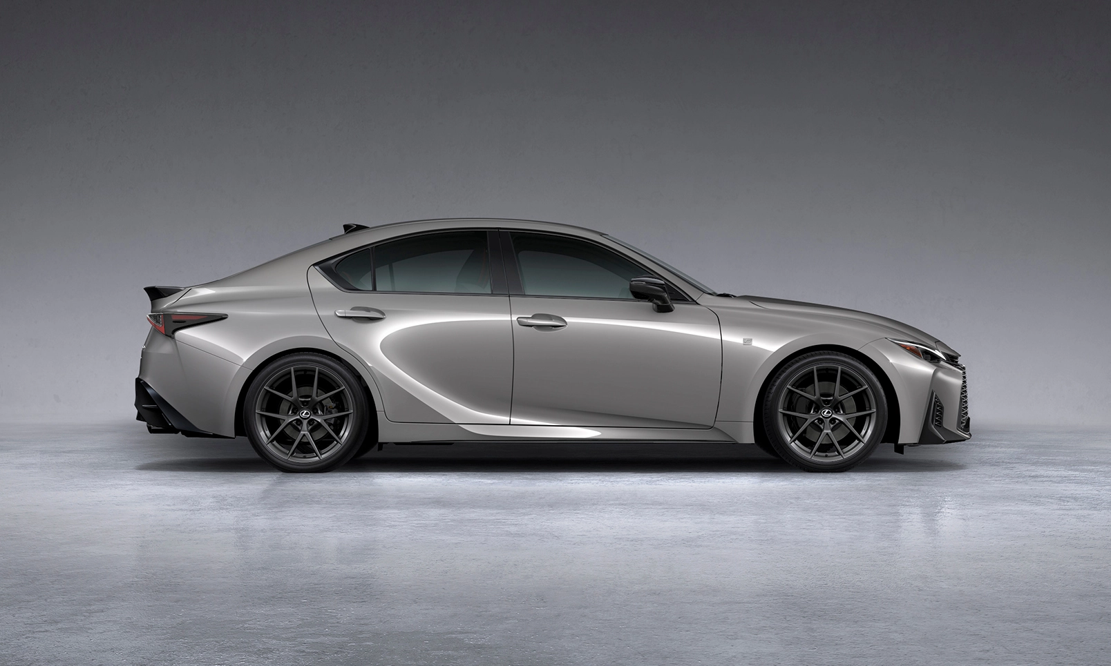 Sportski sedan "po knjizi"