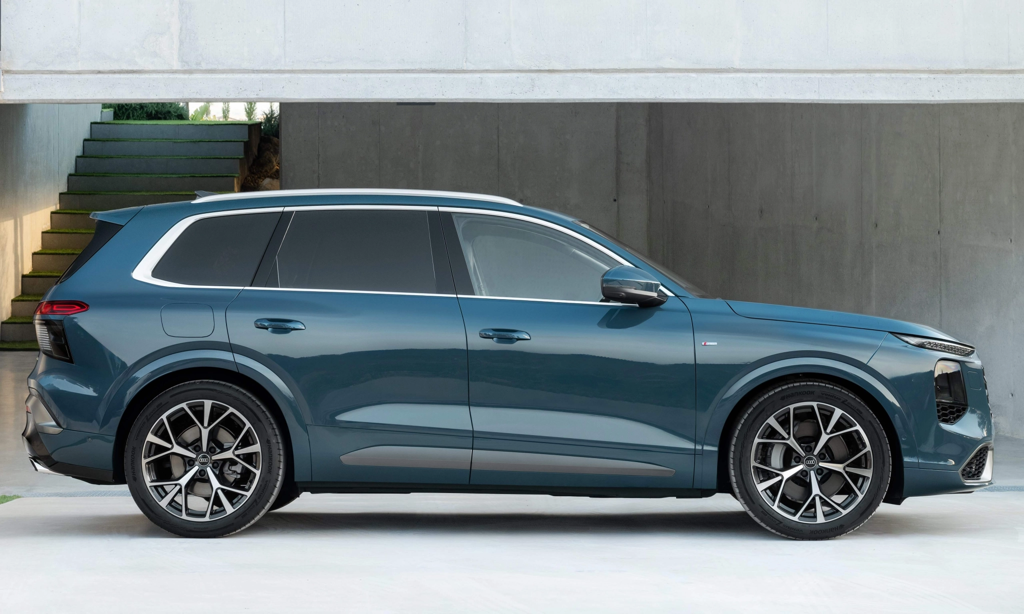 Audi Q7 2027 Side Profile.fd3653a8