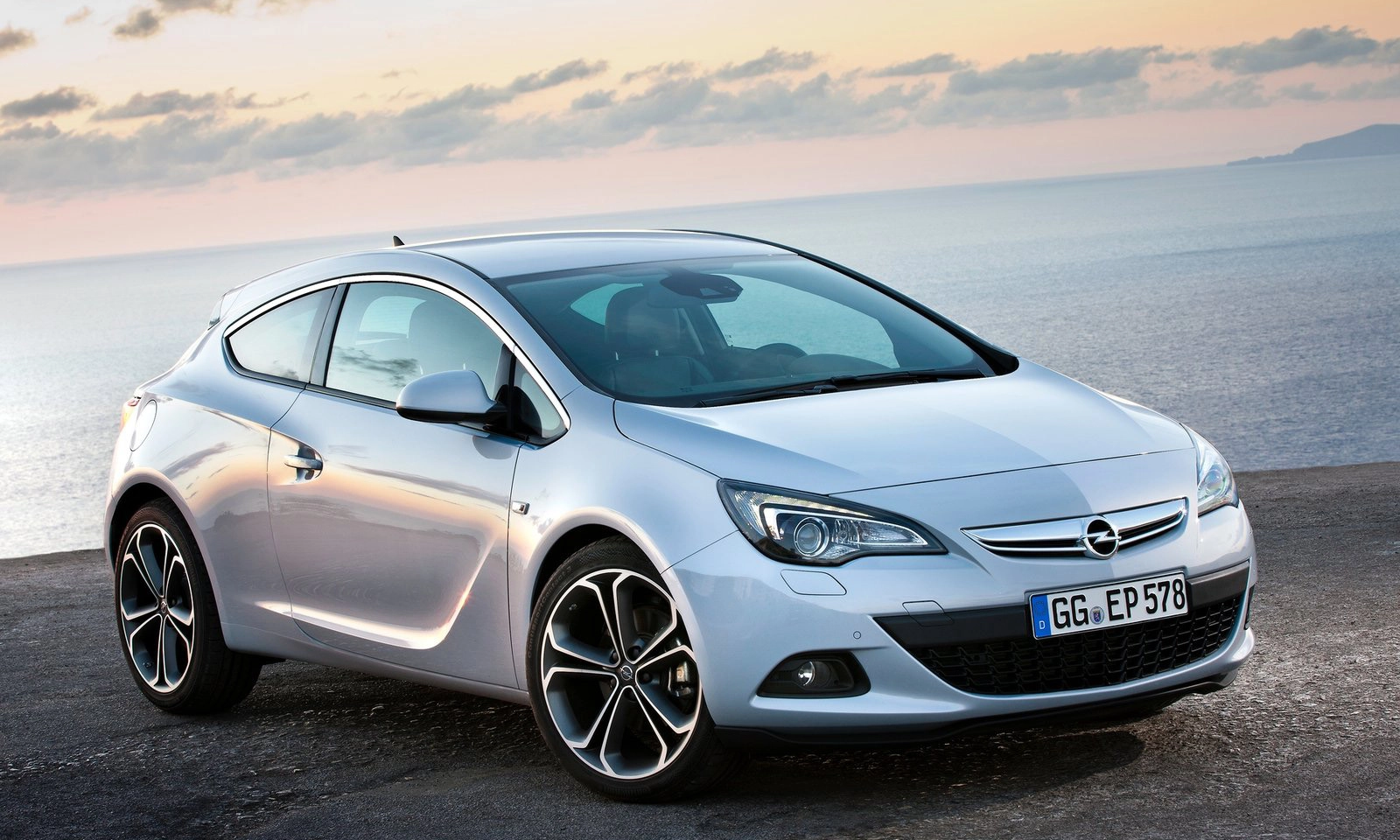 Opel Astra GTC 2012 1600 02