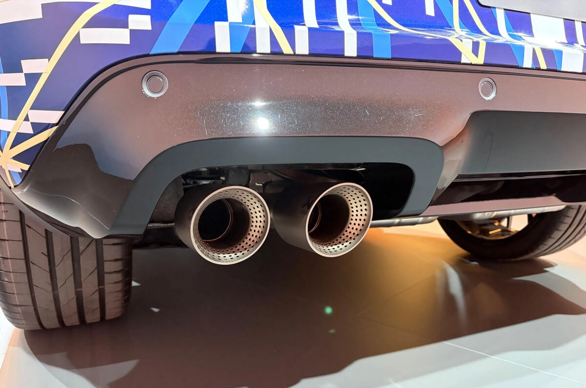 2027 volkswagen t roc r camo exhaust pipes