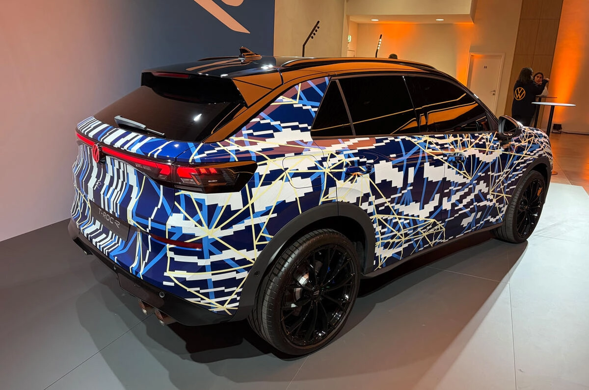 2027 volkswagen t roc r camo rear quarter