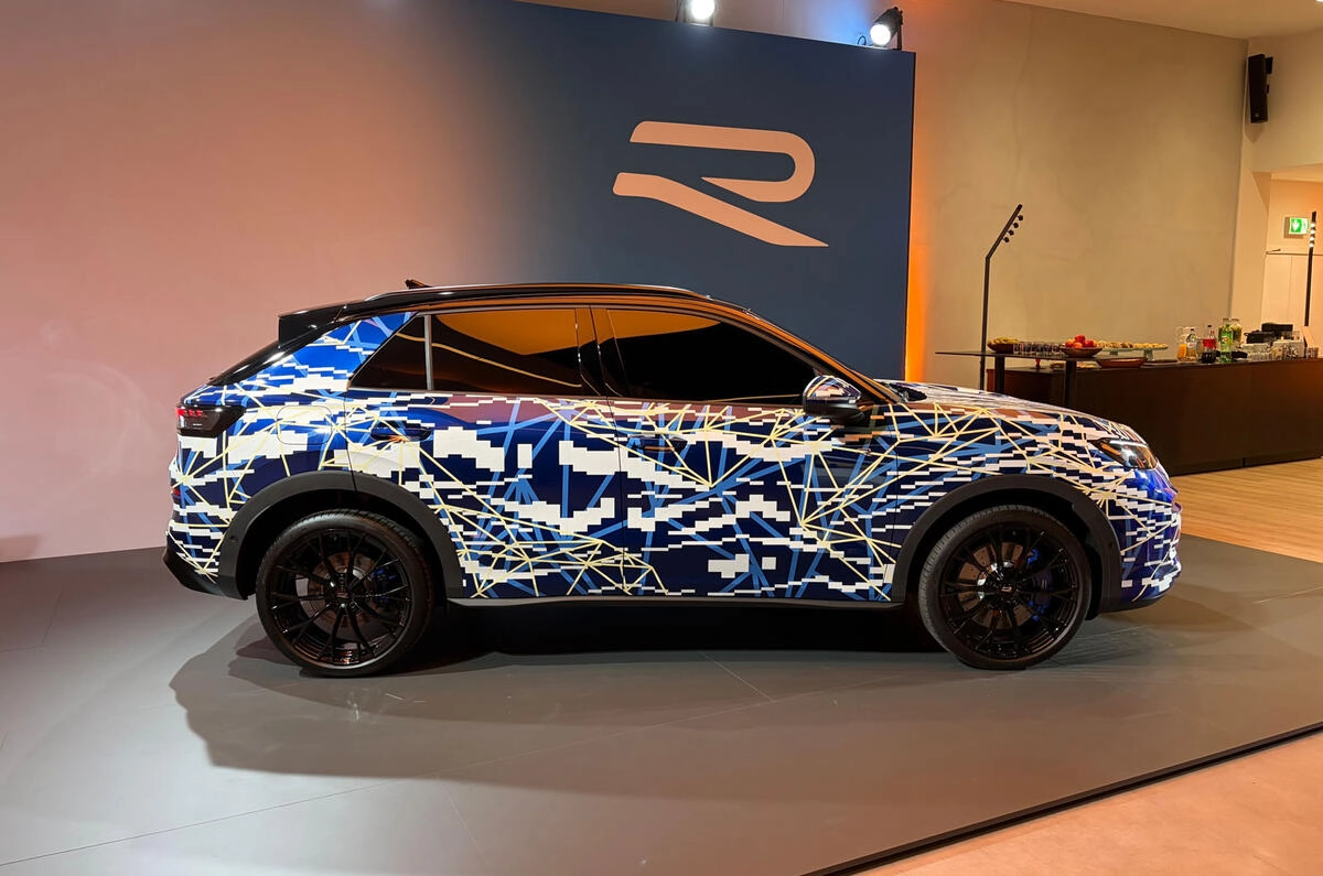 2027 volkswagen t roc r camo side