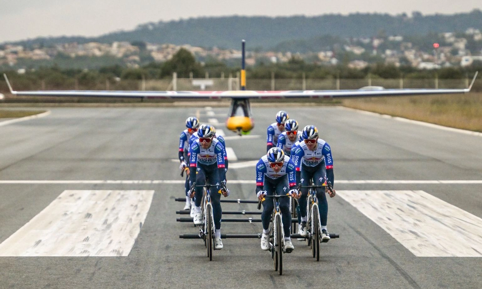 Bicviklisti snagom mišića natjerali avion na let