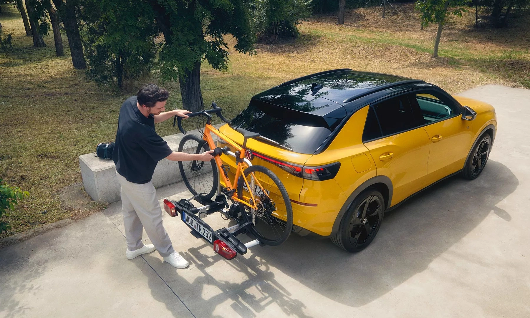 TC1304 Exterior Man Loading A Bike On Bike Rack