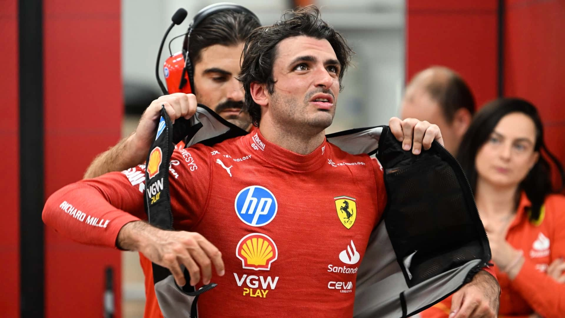 Carlos sainz scuderia ferrari puts on a cooling vest in the garage