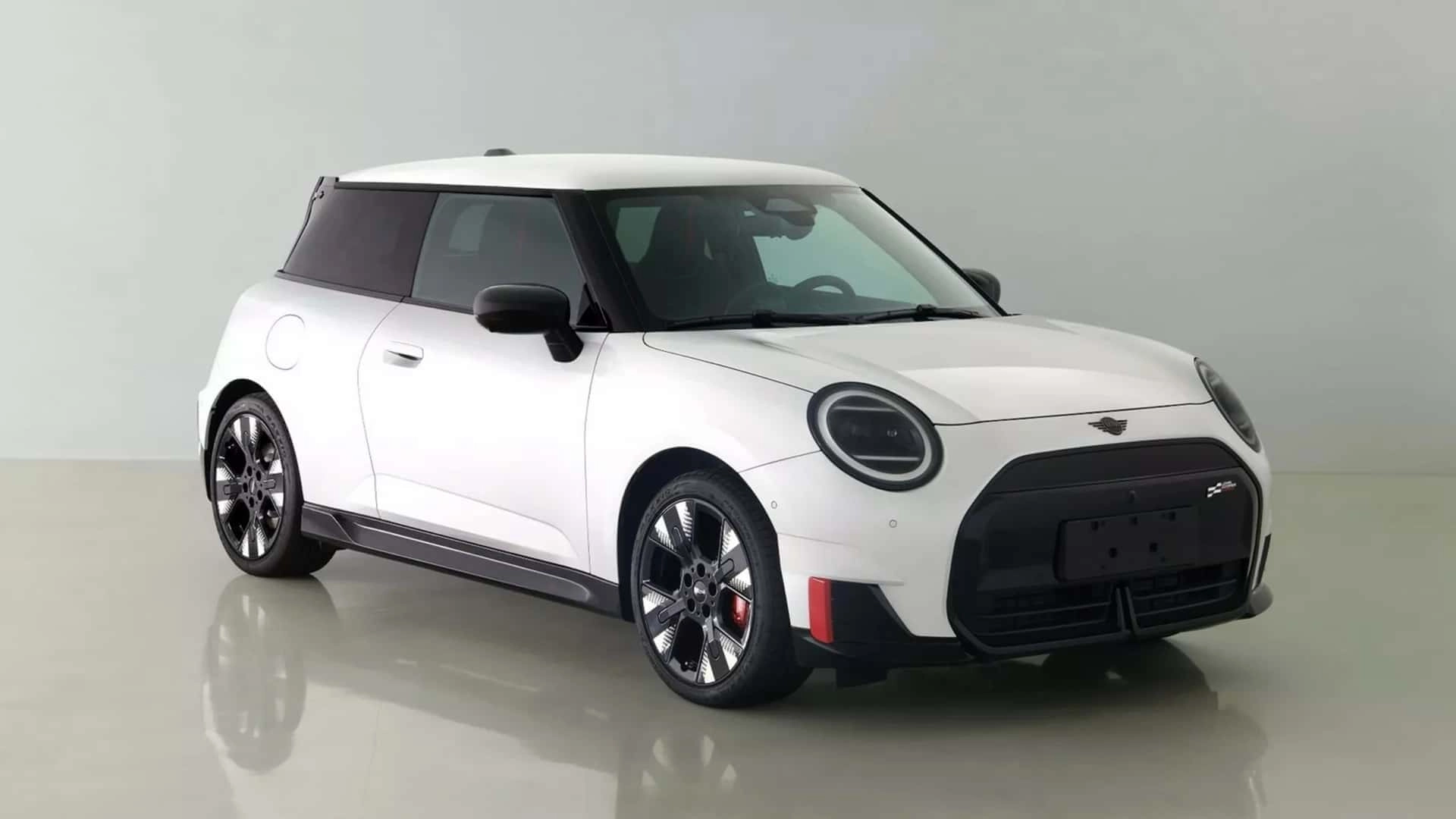 Mini cooper electric als jcw version ansicht von schrag vorne