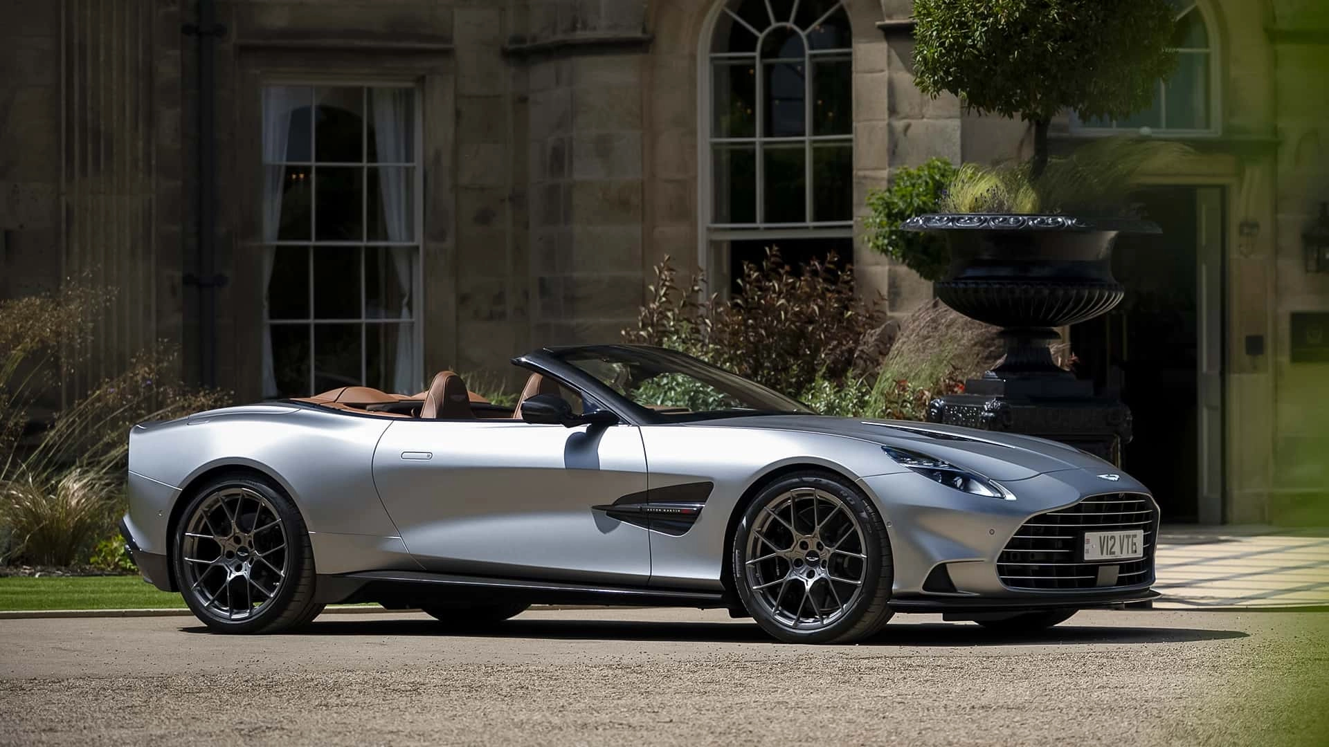 Aston martin vanquish volante
