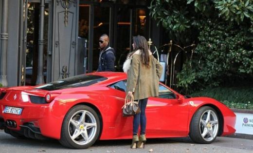 Baloteli vozi Ferrari 458 Italia